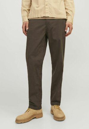 Bruine katoenen broek met een rechte pasvorm, voorzien van een platte voorkant en twee zijzakken, gecombineerd met tan veterschoenen.