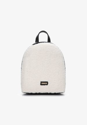 Mochila de piel sintética blanca con forma redondeada, detalles en cuero negro y una placa de logo dorado en la parte delantera. Tiene dos asas en la parte superior para llevar.