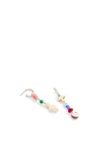 Boucles d'oreilles colorées mettant en avant un mélange de perles en résine, une figure miniature et des accents en métal argenté, rouge, vert et bleu.