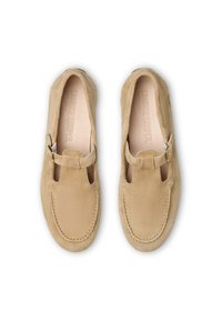 Beige Wildlederschuhe mit durchbrochenem Design und einer Schnallenverzierung. Glatte Oberfläche, runde Zehenpartie und sichtbare Nähte entlang der Kanten.