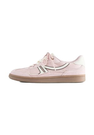 Jasnoróżowy zamszowy sneaker z białymi i czarnymi bocznymi paskami, białymi sznurowadłami, białym językiem z tyłu i brązową gumową podeszwą na białym tle.