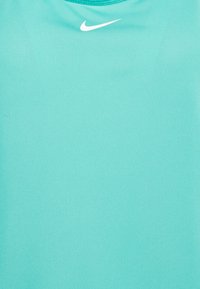 Débardeur de sport turquoise en tissu lisse et texturé avec un petit logo Nike blanc au centre de l'encolure.