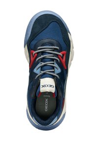 Baskets de sport bleu marine en matériau mesh et suède, avec des lacets gris, des accents rouges et une semelle texturée. Logo Geox sur la languette.