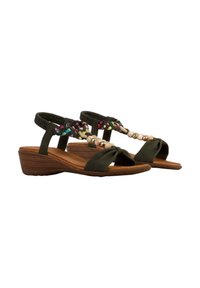 Mørkegrønne sandaler med en lav kilehæle, som har flettede flerfarvede detaljer og dekorative perler langs remmen.