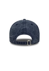 Μπλε σκούφος μπέιζμπολ από βαμβάκι με υφή, διαθέτει ρυθμιζόμενο λουράκι πίσω και μεταλλικό κούμπωμα. Χωρίς εμφανή λογότυπα.