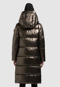 Bronzszínű kapucnis steppelt dzseki fényes textúrával, vízszintes varrással és logó részlettel a háton.