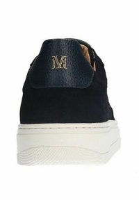 Navy-Suede-Sneaker mit einer strukturierten Leder-Hinterkappe. Verfügt über eine weiße gepolsterte Sohle und ein goldenes "M"-Logo auf der Rückseite.
