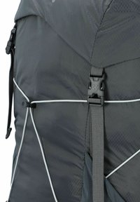 Zaino nero con tessuto testurizzato, fibbie in evidenza e dettagli grigi. Include spallacci regolabili e cuciture rinforzate.