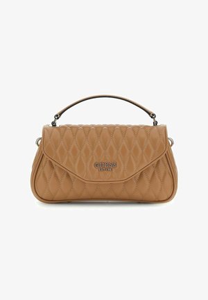 Bruine gewatteerde handtas met een gebogen handvat en zilverkleurige hardware. Voorzien van een klep met de merknaam "GUESS" in reliëf aan de voorkant.