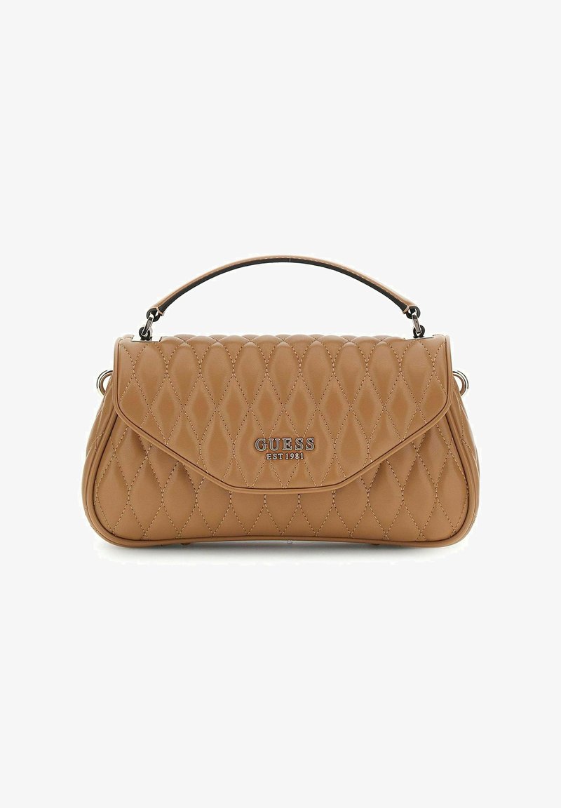 Brun quiltet håndtaske med et buet håndtag og sølvfarvet hardware. Har klaffelukning med mærkenavnet "GUESS" prægede på forsiden.