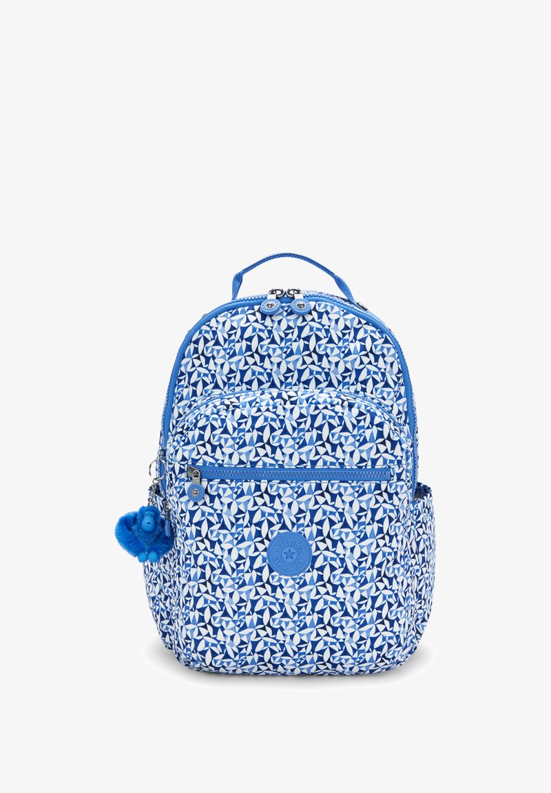 Niebieski plecak z kwiatowym wzorem. Wykonany z tkaniny, ma zaokrąglony kształt, przednią kieszeń na zamek oraz akcent w postaci niebieskiego pom-poma.