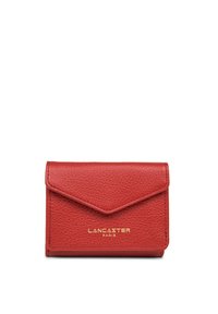 Portefeuille en cuir rouge avec une finition texturée, rabat en forme d'enveloppe et logo doré embossé à l'avant. Forme rectangulaire compacte, design minimal.