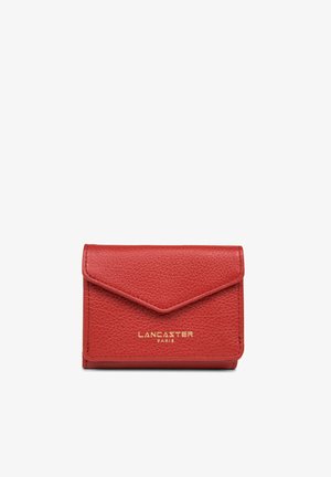 Portafoglio in pelle rossa con finitura testurizzata, pattina a busta e logo in oro stampato sul davanti. Forma rettangolare compatta, design minimale.