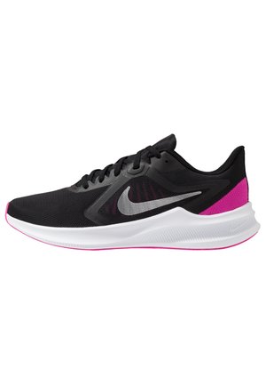 Czarny but do biegania Nike z szarym znakiem, białą środkową podeszwą oraz różowymi akcentami na pięcie i podeszwie, widoczny z boku z lewej strony.