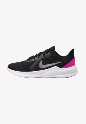 Chaussure de running Nike noire avec swoosh gris, semelle intermédiaire blanche et accents roses au talon et à la semelle extérieure, vue de profil de face à gauche.