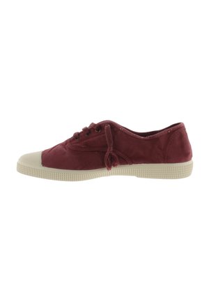 Baskets en daim bordeaux avec un embout en caoutchouc blanc et des semelles texturées. Équipées de lacets ronds et d'un léger talon. Design simple et profil bas.