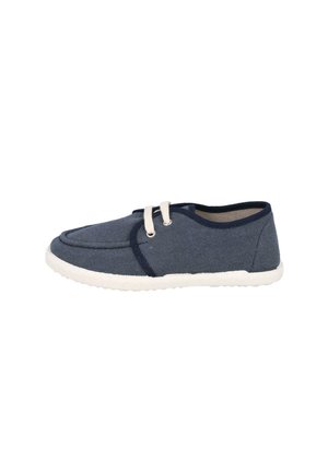 Zapato informal de lona azul marino con suela blanca y dos cordones blancos, diseño plano, vista lateral sobre fondo blanco.