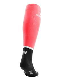 Calza compressiva dal design rosso brillante e nero. Presenta una parte superiore texturizzata, un colore solido e una soletta imbottita con accenti in gomma antiscivolo.