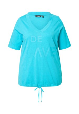 Turquoise V-hals T-shirt met korte mouwen, uitgerust met een trekkoord onderaan en een getextureerde grafiek met de tekst "DE WAVE." Zacht, lichtgewicht stof.