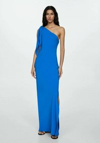 Rochie albastră cu un umăr, cu o silueta elegantă, slit lateral și element de design drapat. Materialul pare a fi neted și aderent.