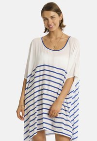 Kaftano bianco con strisce orizzontali blu, maniche corte larghe e scollatura a girocollo. Tessuto leggero con una forma rilassata e fluida.