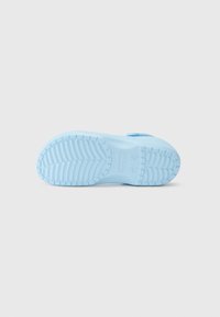 Svijetloplavi Crocs s teksturiranim đonom koji ima uzorak gaznog sloja, otvore za ventilaciju sa strane i trakicu za sigurno prianjanje.