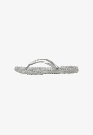 Chanclas plateadas con suela de textura trenzada, tiras delgadas y flexibles, y un perfil plano, adecuadas para uso casual.