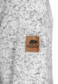 Gebreide trui in lichtgrijs met een gespikkeld patroon. Bevat een bruine leren label met een beer logo en de tekst "FORSBERG."
