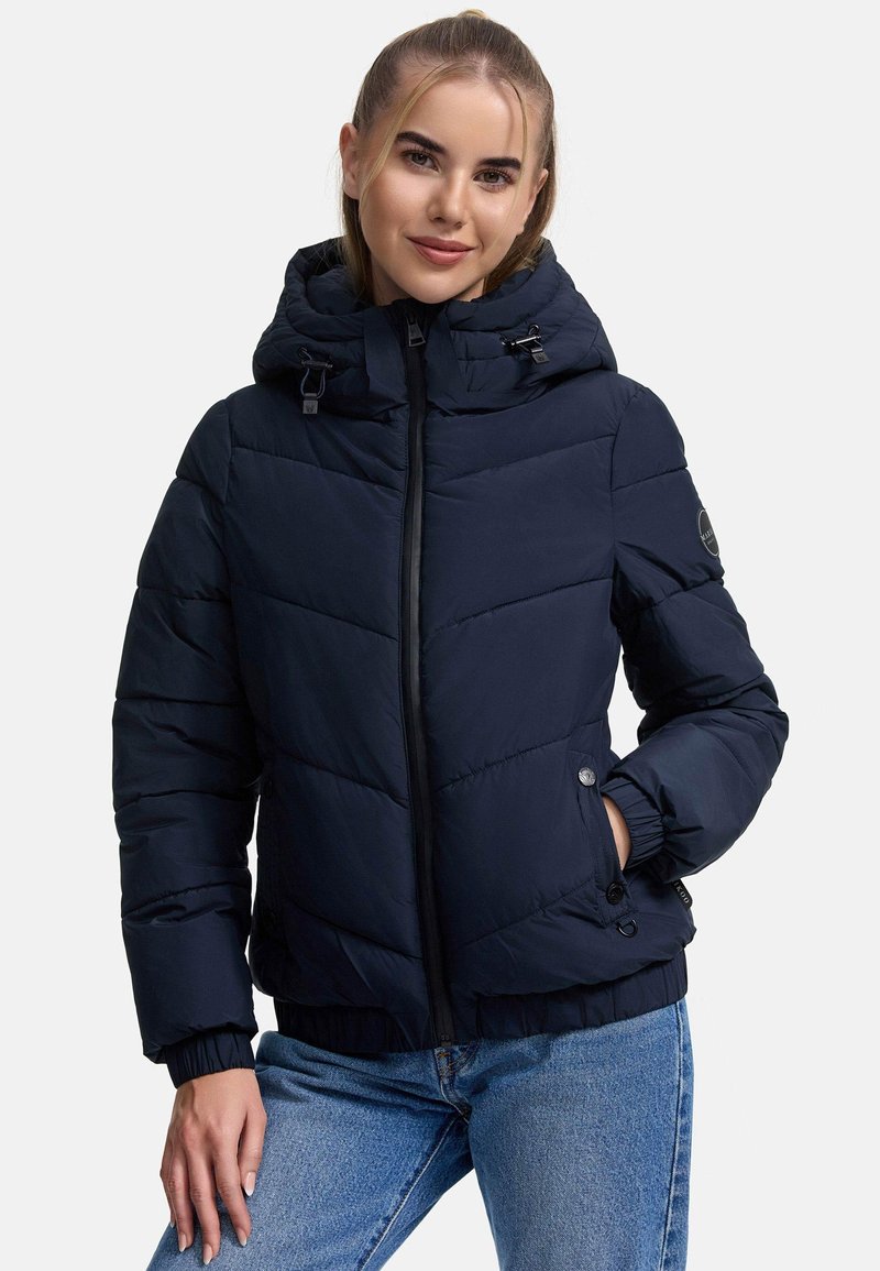 Veste matelassée marine avec capuche, dotée d'une fermeture éclair à l'avant, de poignets élastiques et d'un design matelassé diagonal. Le matériau semble lisse avec un léger éclat.