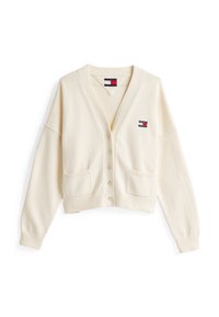 Kremfarget strikket cardigan med v-hals, fire knapper, to frontlommer og et logo-patch på venstre side. Har ribbestrikkede mansjetter og nederkant.