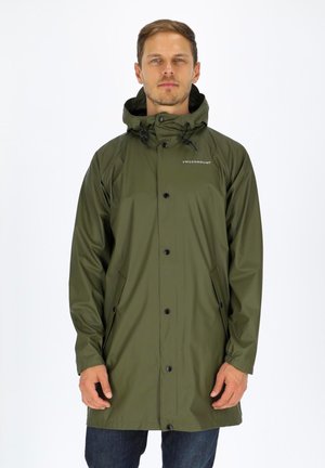 Oliven grøn vandtæt regnjakke med hætte, trykknapper, justerbar snøre og sidelommer. Glat tekstur og minimalistisk design.