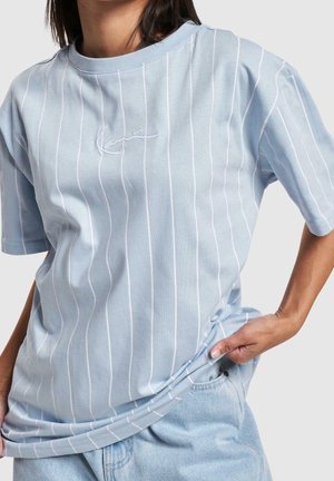 Camiseta de color azul claro con rayas verticales blancas y un logo bordado en el pecho. Fabricada en un tejido suave, cuenta con un corte relajado y mangas cortas.