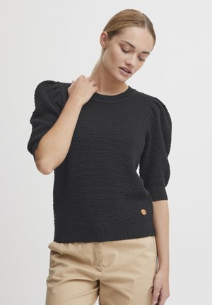 Maglione nero lavorato a maglia con tessuto a trama, colletto rotondo e maniche corte a sbuffo. Presenta un piccolo logo marrone nella parte bassa.