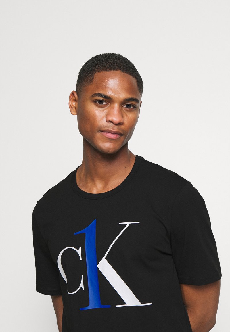 Herren Pyjamas | Calvin Klein Underwear GRAPHIC TEES CREW NECK Nachtwäsche Shirt black/schwarz - CQ34353 Herren Pyjamas | Calvin Klein Underwear GRAPHIC TEES CREW NECK Nachtwäsche Shirt black/schwarz - CQ34353