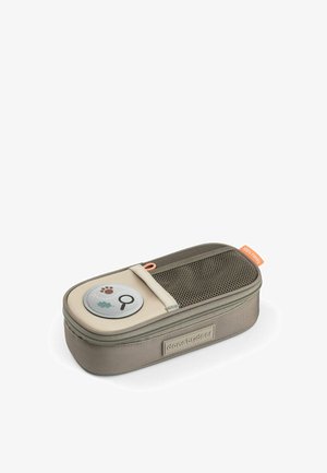 Rektangulær beige og brun penalhus med lynlås, netlomme og rund patch med ikoner af en pote, lup og blad.