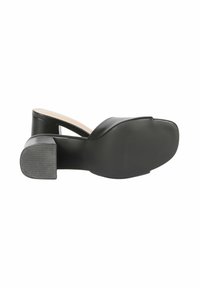 Sandal con tacco a blocco moderato, in pelle nera. Parte superiore in pelle liscia, punta arrotondata e suola in gomma testurizzata per una migliore aderenza.