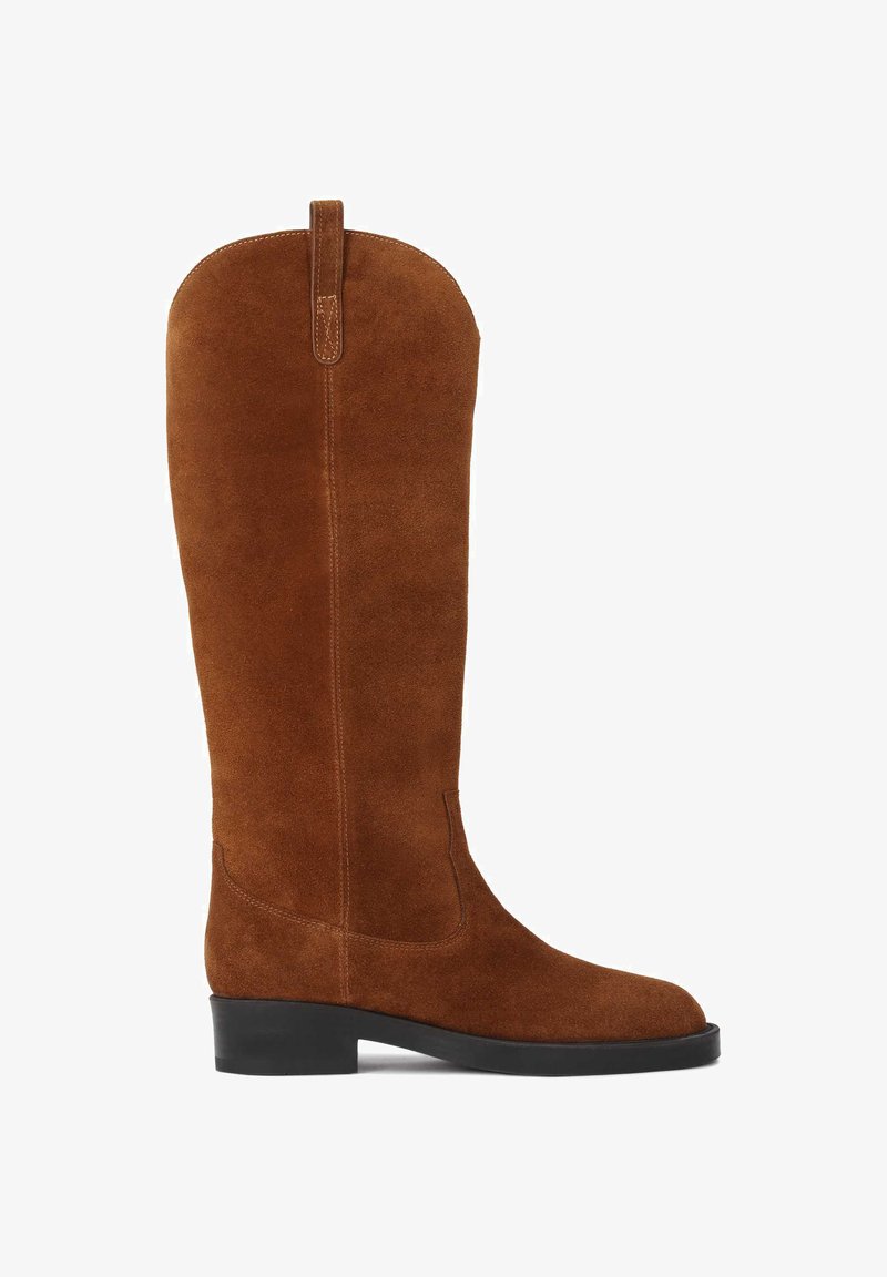 Barna velúr, térd fölé érő csizma, lekerekített orral, alacsony fekete sarkúval és húzófüllel a hátsó részen. Simább textúra és letisztult, egyszerű dizájn.