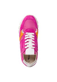 Rosa mockaskinn och tygsneaker med vita snören, orange detaljer och en vadderad krage; har en klumpig vit sula och en logotyp på tungan.