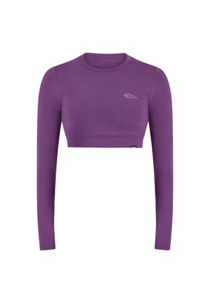 Paars crop top met lange mouwen gemaakt van rekbaar materiaal. Heeft een ronde halslijn en een klein logodetail op de borst.