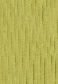 Tela ribeteada de un vibrante color amarillo con una superficie texturizada, que presenta líneas verticales espaciadas uniformemente, creando un patrón a lo largo del material.