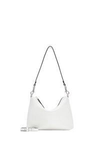 Weiße Hobo-Tasche aus glattem Leder mit einer geschwungenen Form, schwarzem Besatz, silbernen Beschlägen und einem abnehmbaren Gurt.