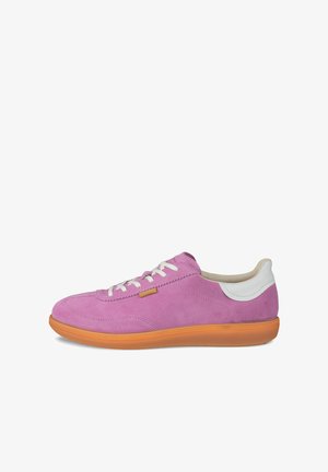 Lage sneaker van roze suède met witte veters, witte hielstrop en oranje rubberen zool, gezien van de linkerkant.