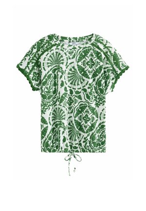 Krótki rękaw, zielona i biała bluzka w wzory z ściąganym dołem, z kwiatowym i liściastym wzorem oraz fakturowanym wykończeniem przy rękawach.