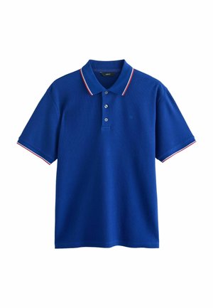 Niebieska koszulka polo z krótkim rękawem, trzema guzikami oraz czerwono-białymi paskami na kołnierzu i krawędziach rękawów.