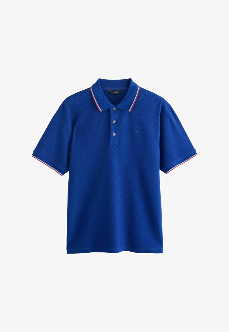 Polo bleu à manches courtes avec trois boutons et des rayures rouges et blanches sur le col et les bords des manches.