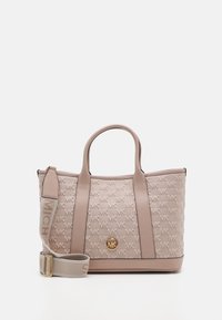 Beżowa torba na ramię Michael Kors z monogramem, z podwójnymi uchwytami u góry i odpinanym, markowym paskiem na ramię na białym tle.