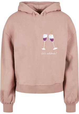 Pink hoodie med snor, ribbede manchetter og kant. Har grafik af to glas med lilla væske og teksten "Lad os fejre!"