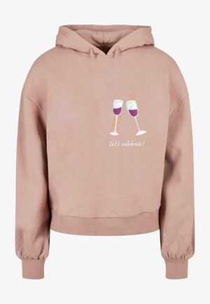 Pink hoodie med snor, ribbede manchetter og kant. Har grafik af to glas med lilla væske og teksten "Lad os fejre!"