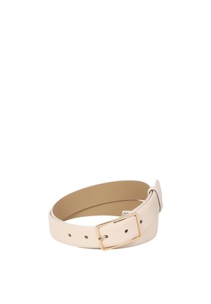 Weißer Ledergürtel mit glatter Textur, ausgestattet mit einer quadratischen Schnalle in Goldoptik und mehreren Löchern zur Verstellung.