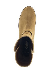 Tan suède enkelboot met ronde neus, zijrits en zichtbare "Gabor" branding aan de binnenkant van de schoen.